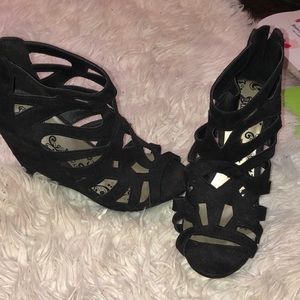 Black wedges